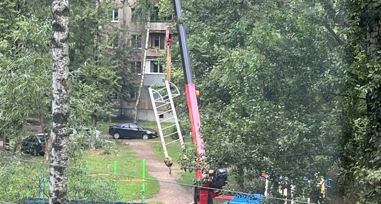 В Брагино снесли детский городок вместо ремонта