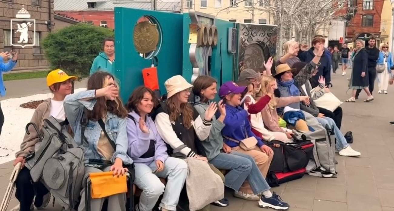 В Ярославле появилась скамейка в виде тысячерублёвой купюры