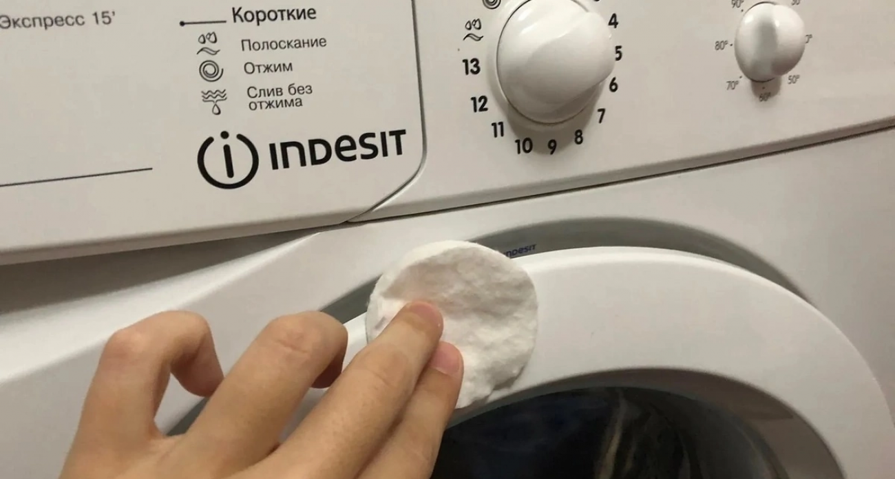 Провожу спонжем один раз: через две минуты весь желтый пластик становится белоснежным