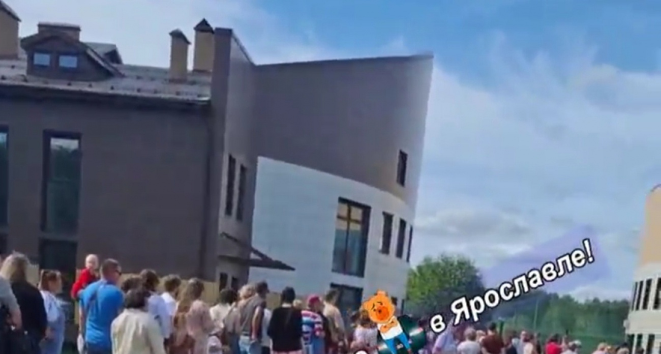 Ярославцы встали в огромную очередь у зоопарка