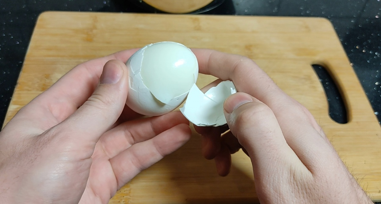 Скорлупа сама отходит от яйца: помогает одна маленькая хитрость при варке