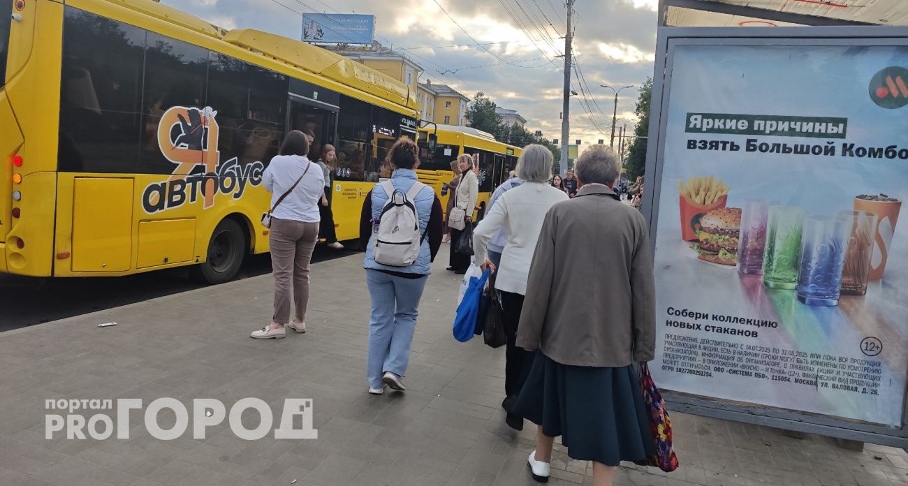 Хлипкие комплексы на остановках Ярославля не вмещают всех желающих 
