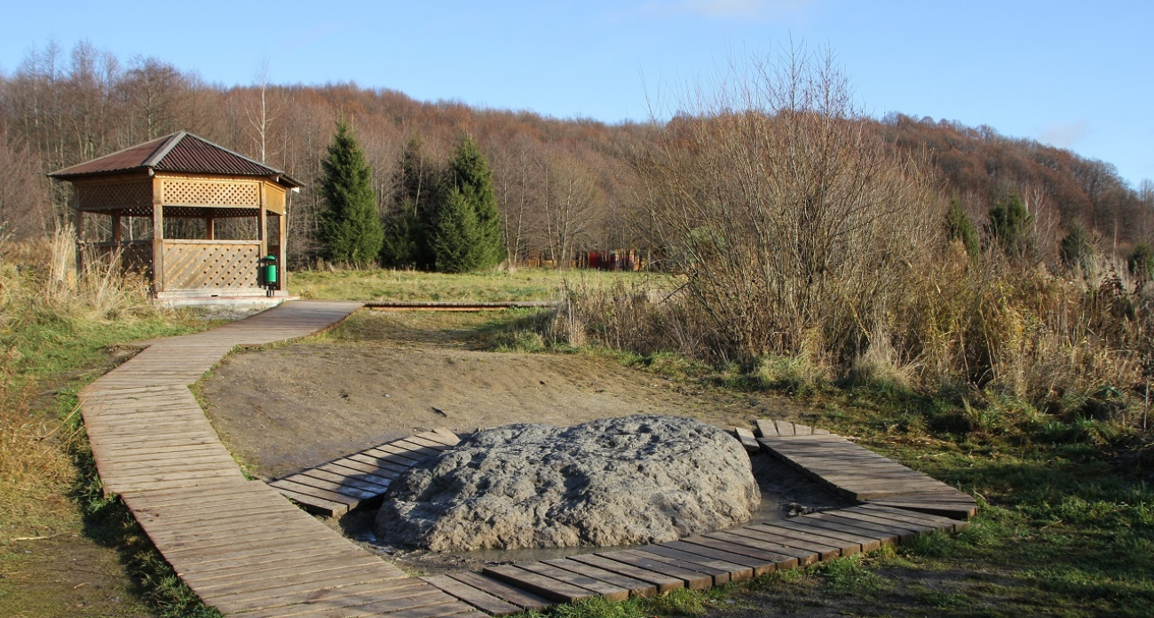 Отдыхающие замусорили священный Синь Камень: "Оставляют упаковки от прокладок и бахилы" 