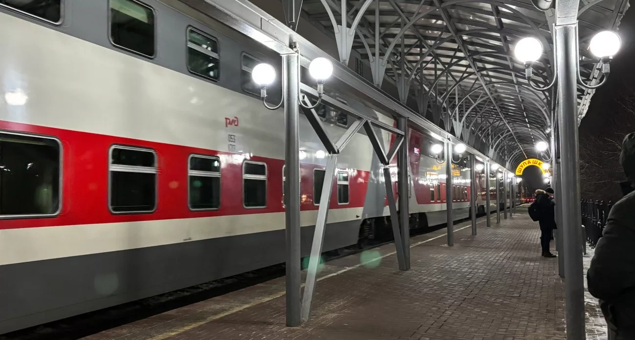 Выкупил всё купе и пошёл поесть — вернулся, а там сидят мама с сыном