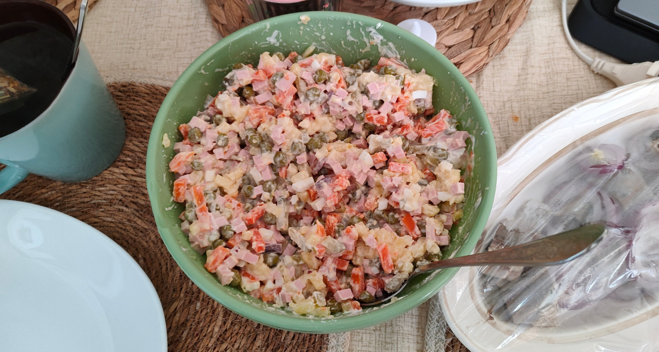 Неожиданная замена надоевшего всем Оливье: салат Киевский — гости сметут его первым со стола