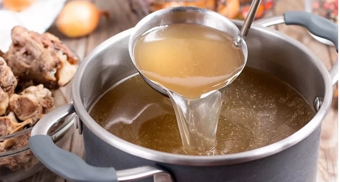 Шеф-повар раз и навсегда решил спор: сливать ли первую воду при варке мясного бульона