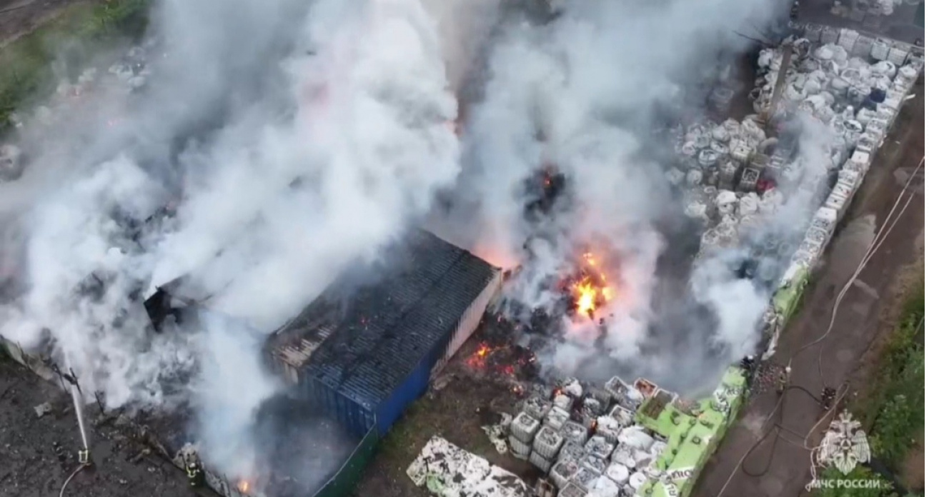 Пожар в Ярославле площадью 950 метров тушат с помощью БПЛА