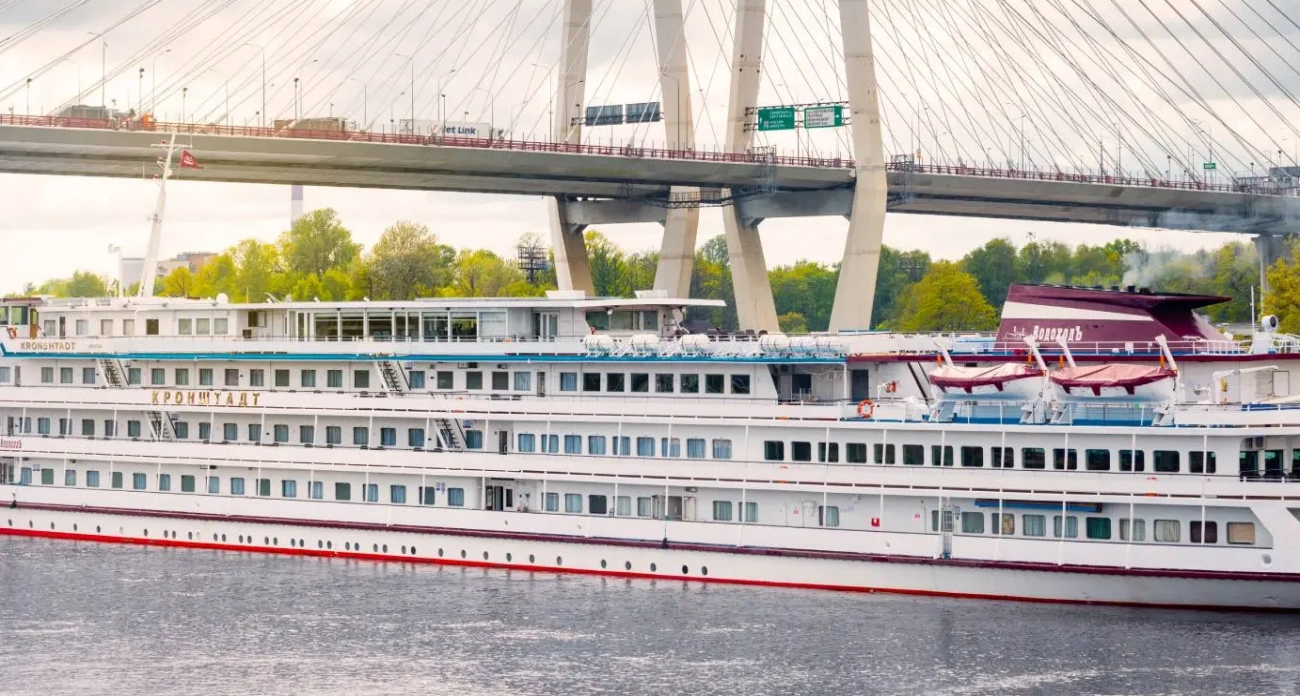 У Ярославля причалил теплоход "Кроншдадт": билеты на него по 150 тысяч рублей 