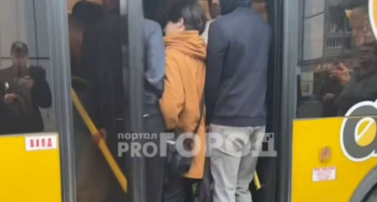 Во время давки на остановках в Брагино ярославцы выпадают из автобусов