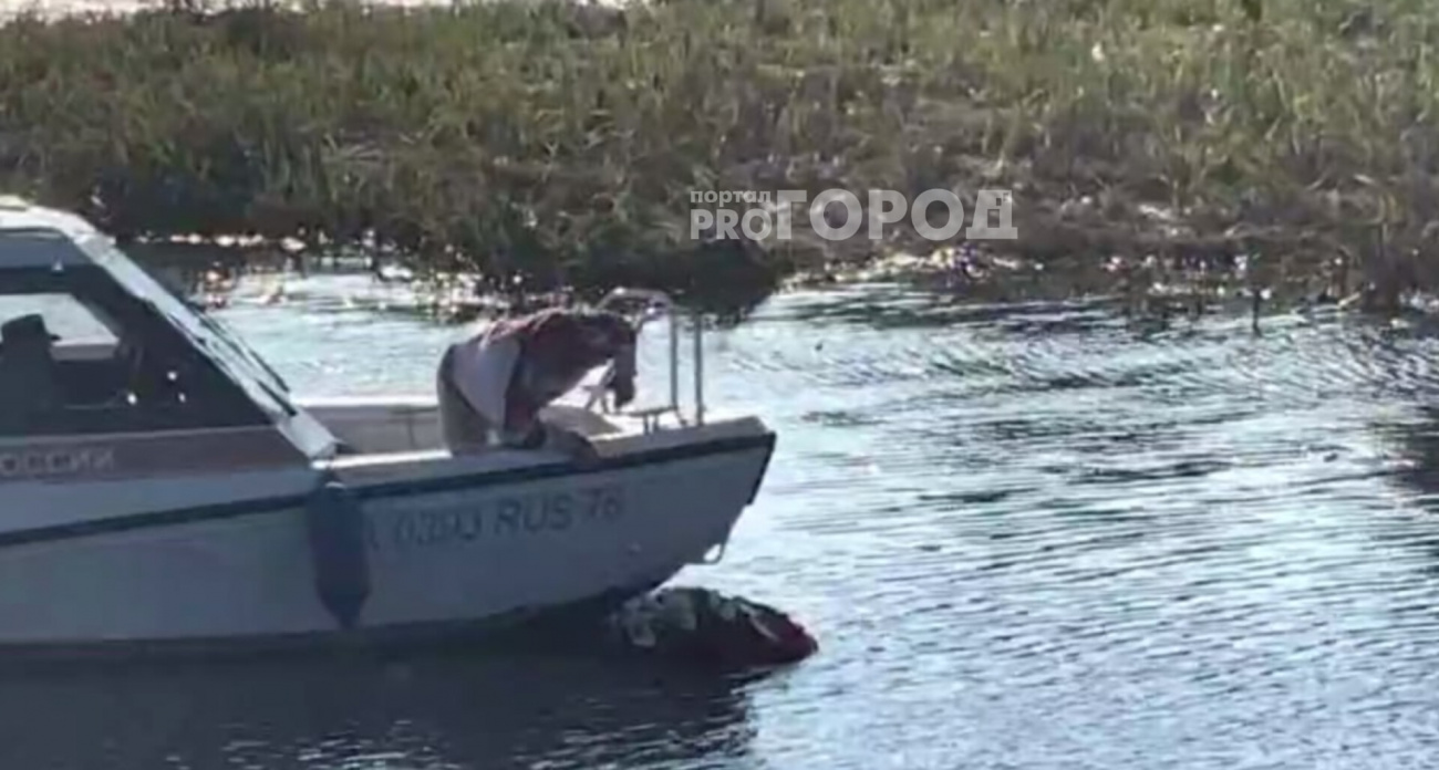  Болельщик "Локомотива" 14 лет подярд спускает на воду траурный венок