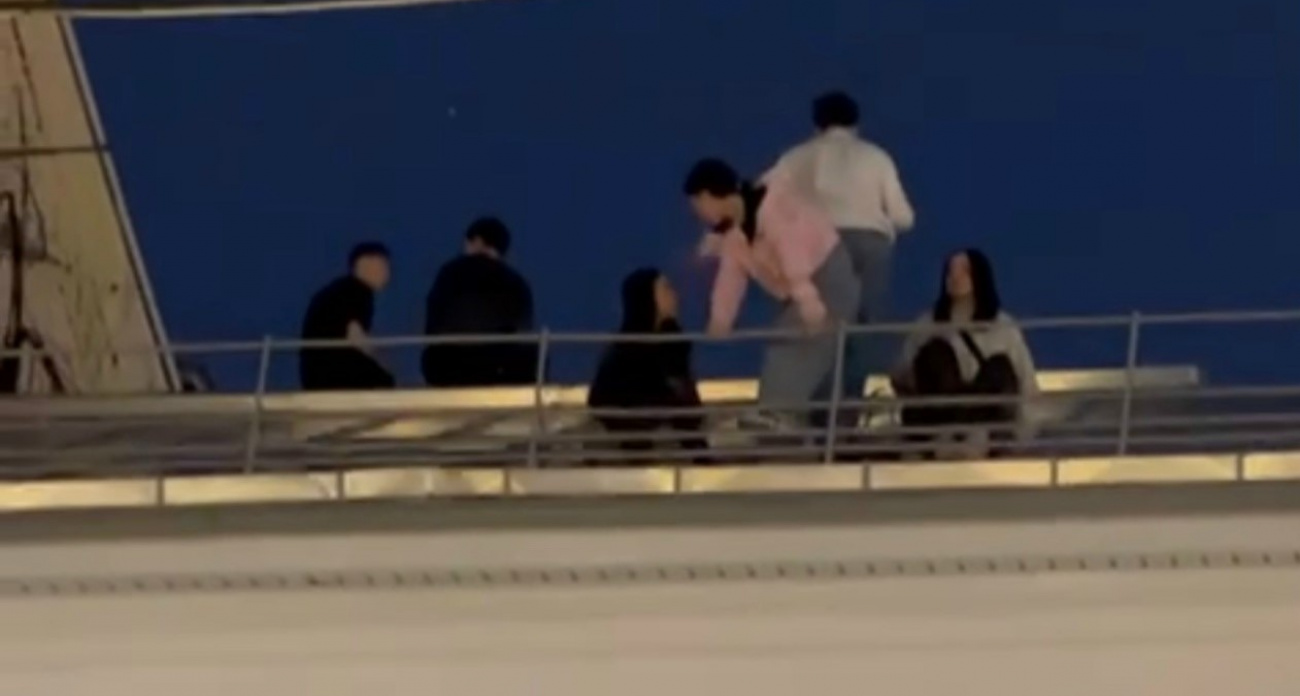 Молодёжь на улице Кирова развлекается на крышах исторических зданий