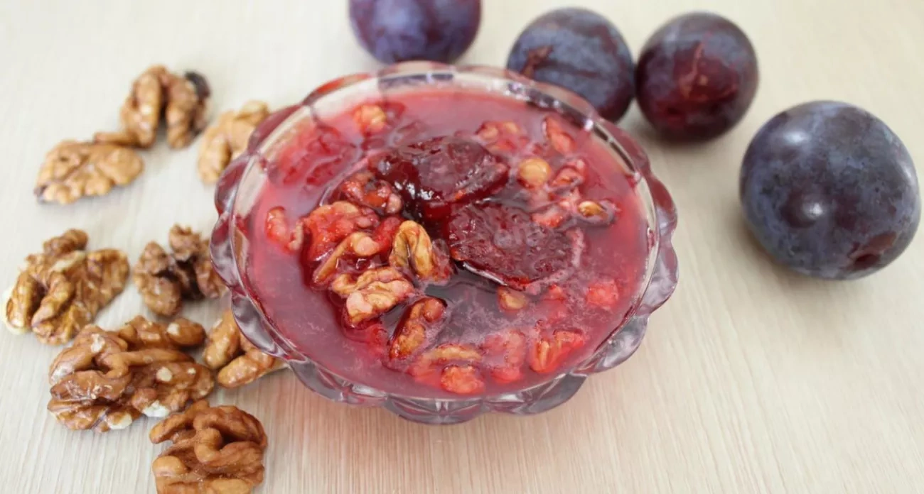Варенье из слив с грецкими орехами: старинный рецепт, который превращает обычные заготовки в деликатес
