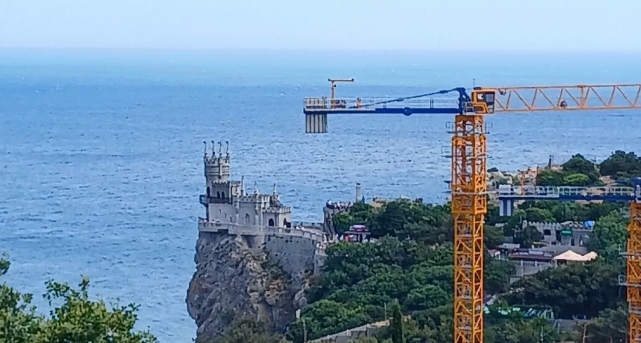 Символ Крыма стал недоступен для туристов: что происходит с Ласточкиным гнездом