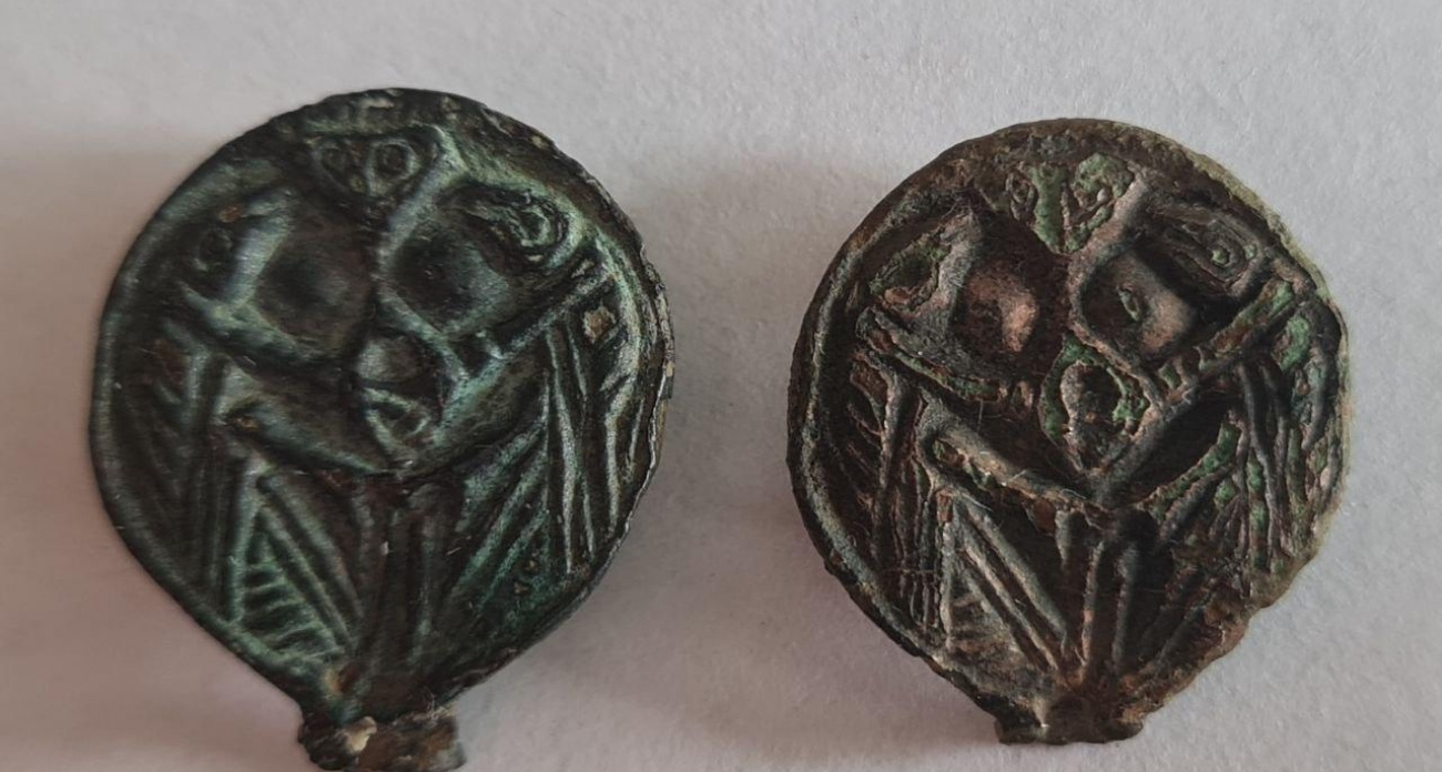 Под Ярославлем раскопали поясную накладку с Александром Македонским 9 века