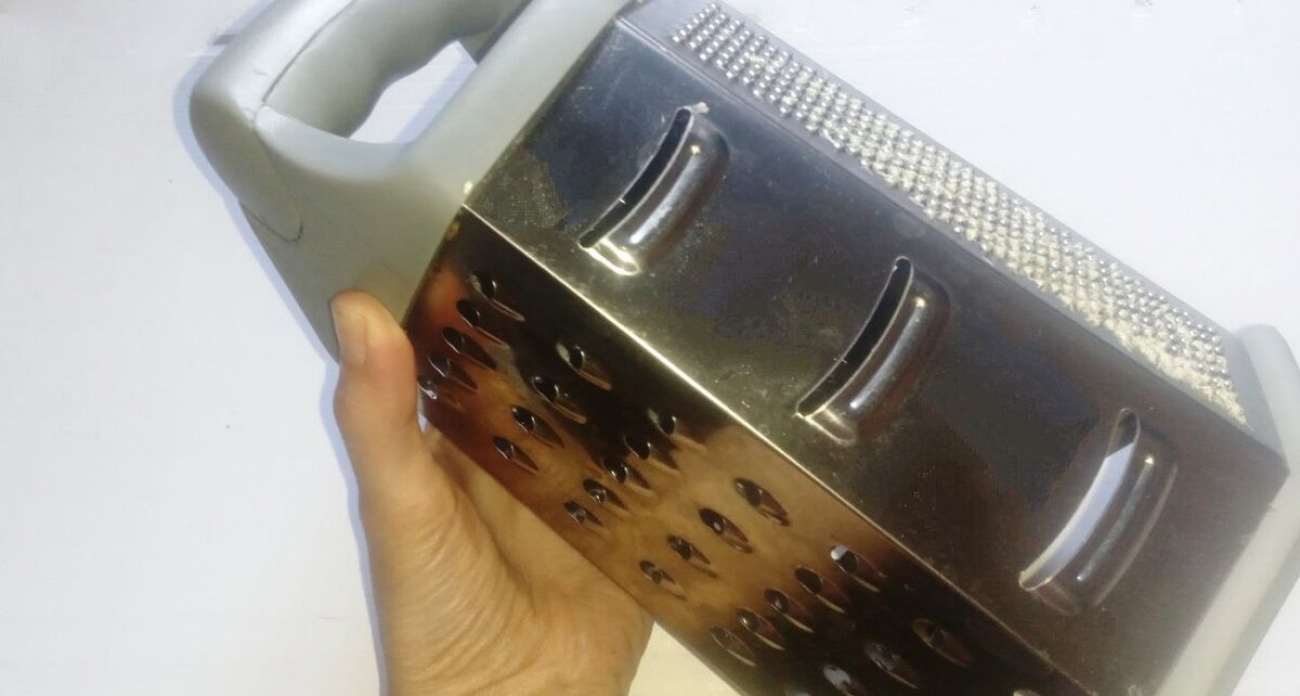 Всю жизнь жила в неведении: вот для чего нужны прорези на боковой стороне терки – спасают время и деньги