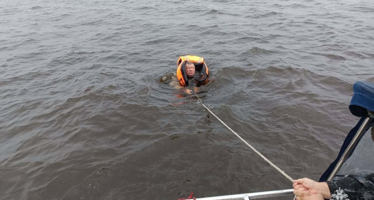На Рыбинском водохранилище спасли жизнь выпавшему из лодки мужчине