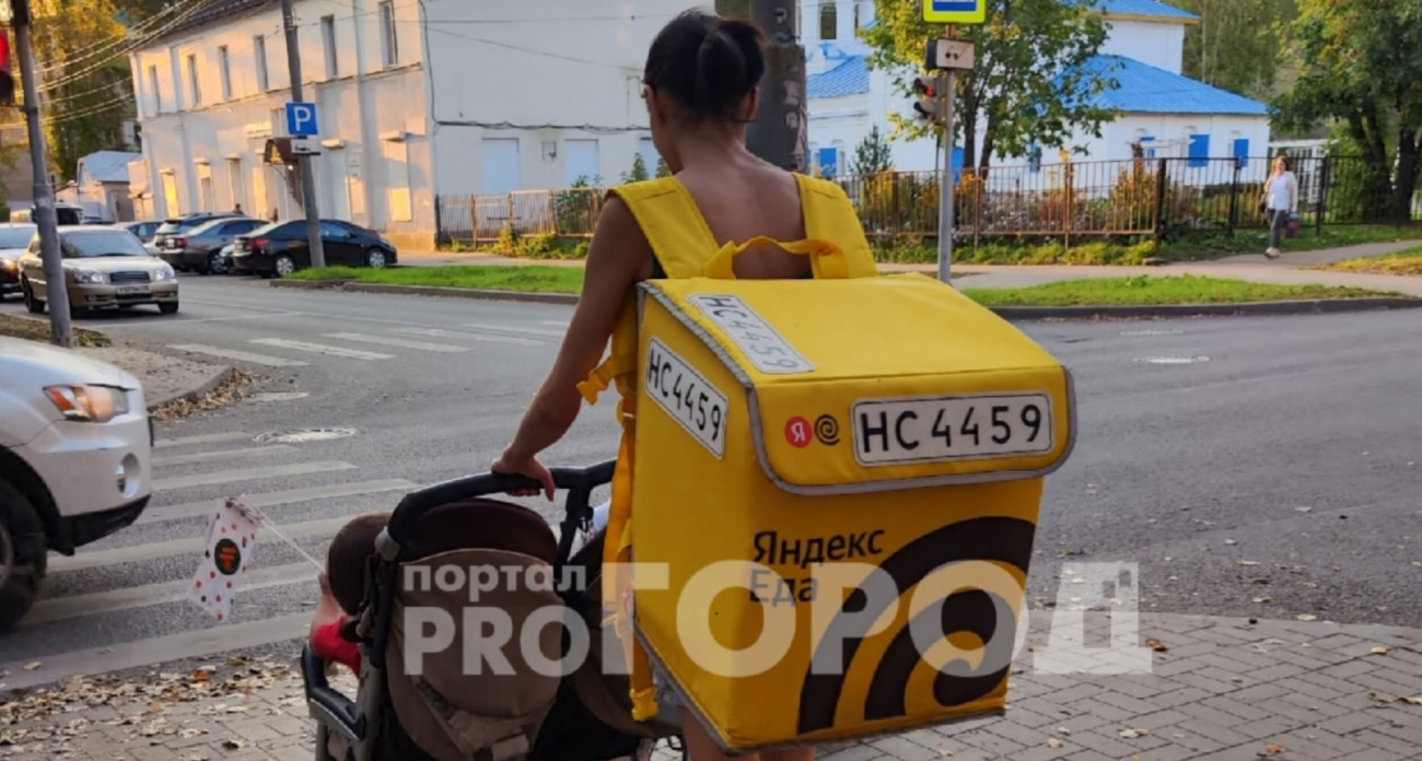 Ярославские мужчины восхитились девушкой-курьером с близнецами