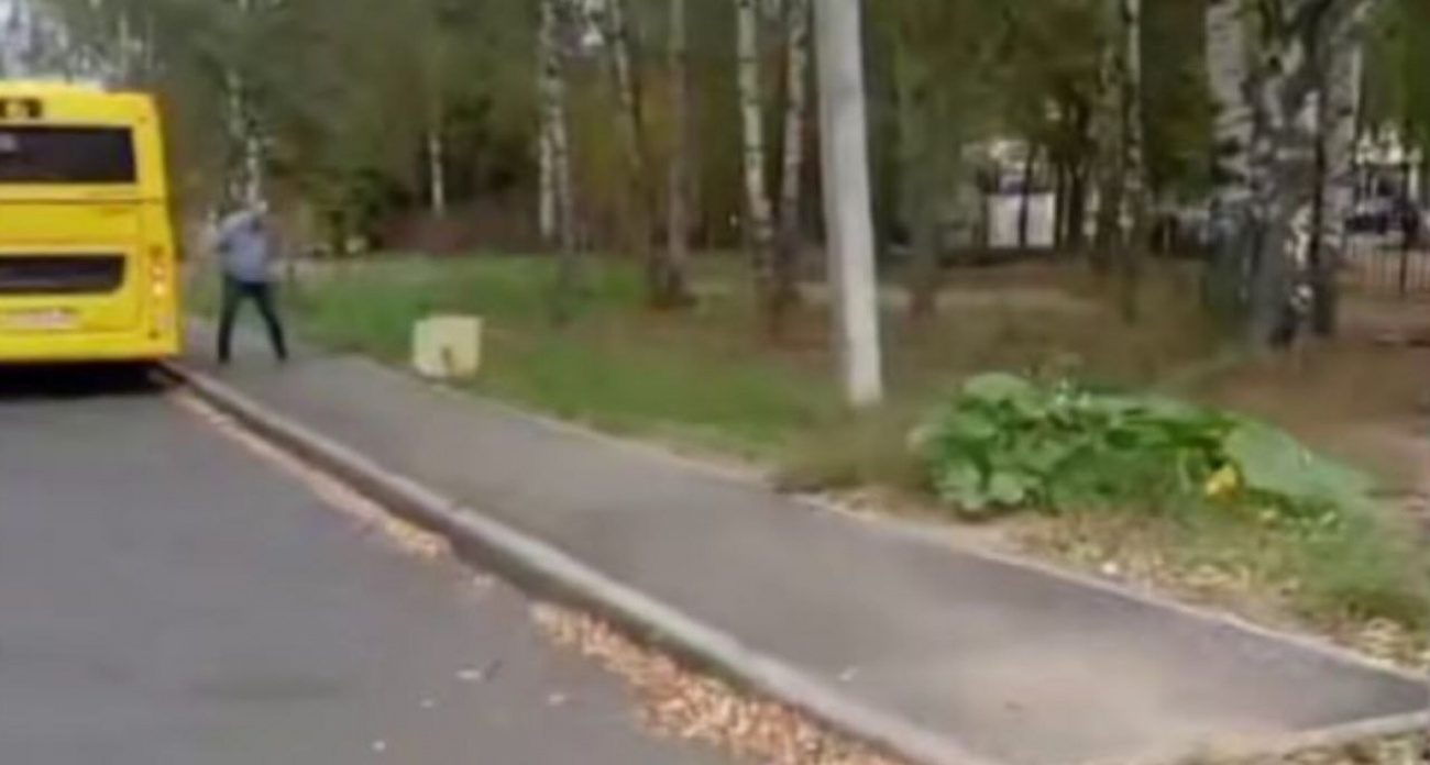 В Ярославле на остановке загадочным образом выросли тыквы