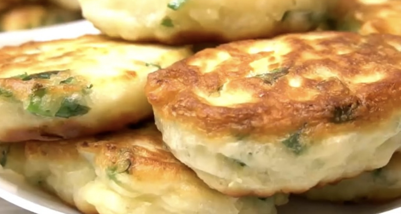 Справится даже самый ленивый: готовлю пышные пирожки-пятиминутки на сковороде