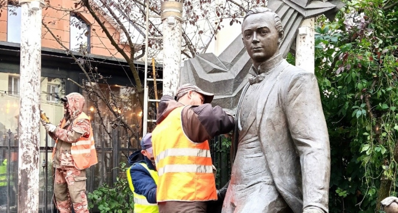 Создатели пешеходного центра в Ярославле повредили памятник Собинову