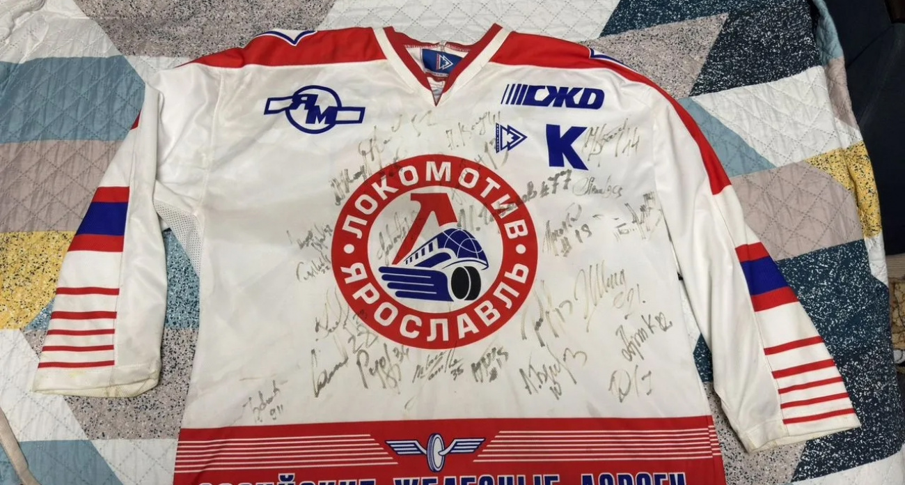Джерси с автографами игроков Локомотива продают за 2 миллиона на авито