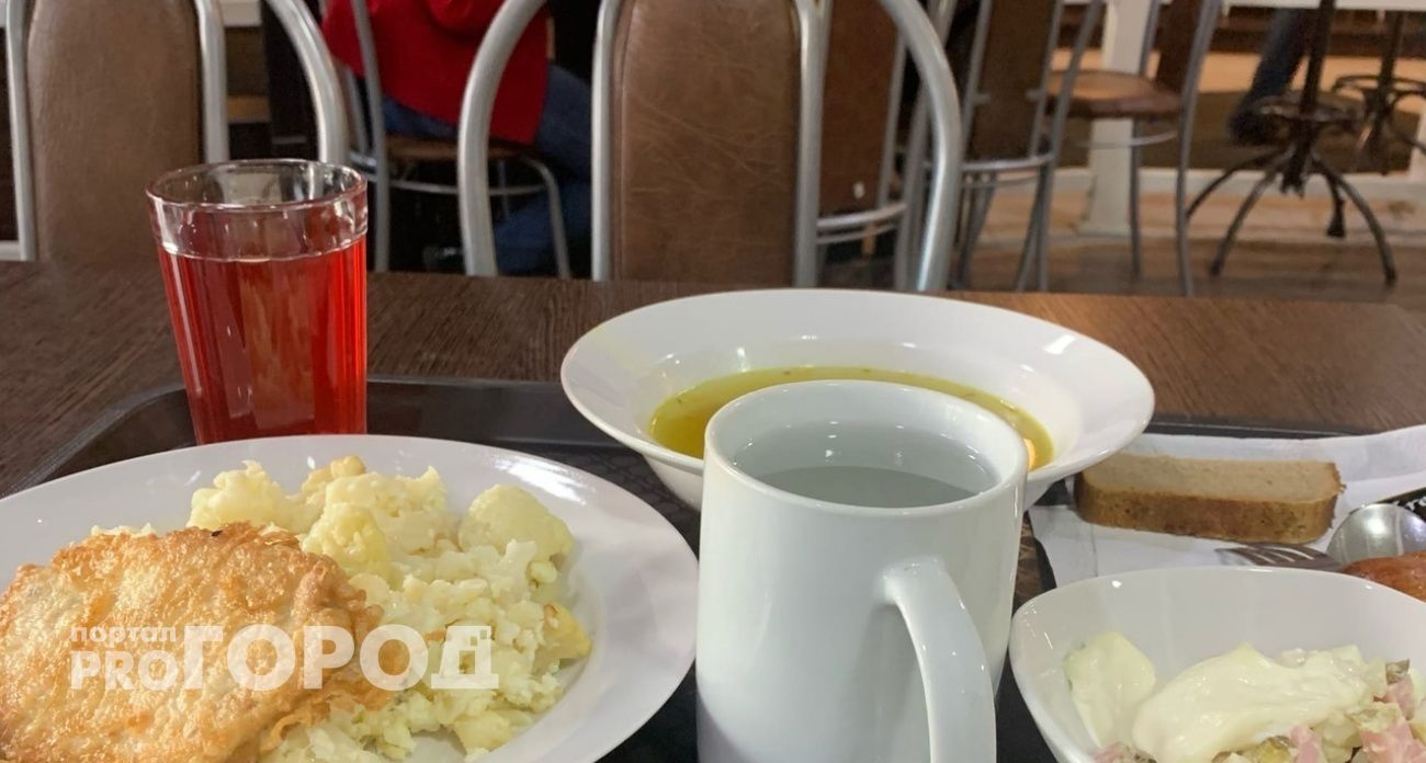  В школе Ярославля разгорелся скандал из-за условий в столовой: "Чай наливали в грязные стаканы"