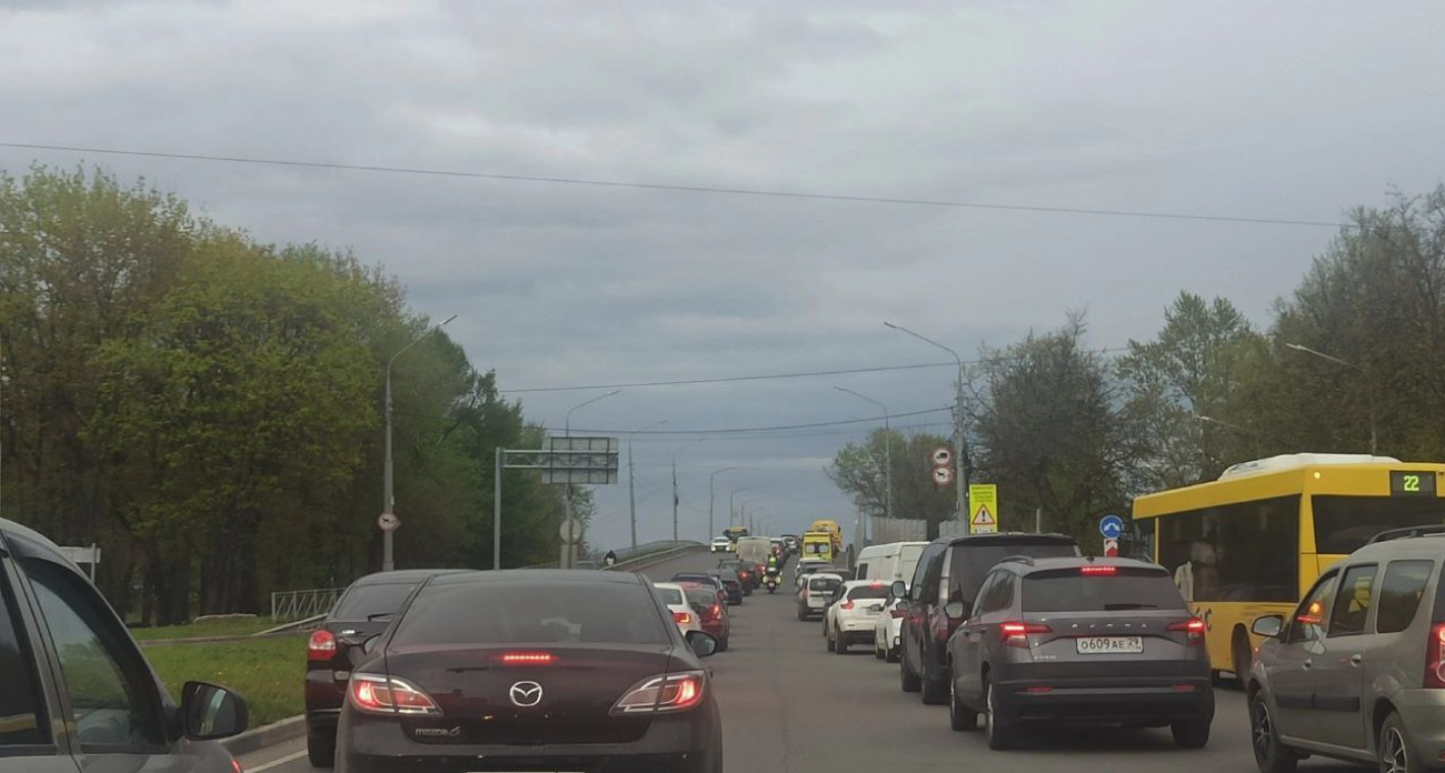 Ярославцы встали в пробку на проспекте Фрунзе