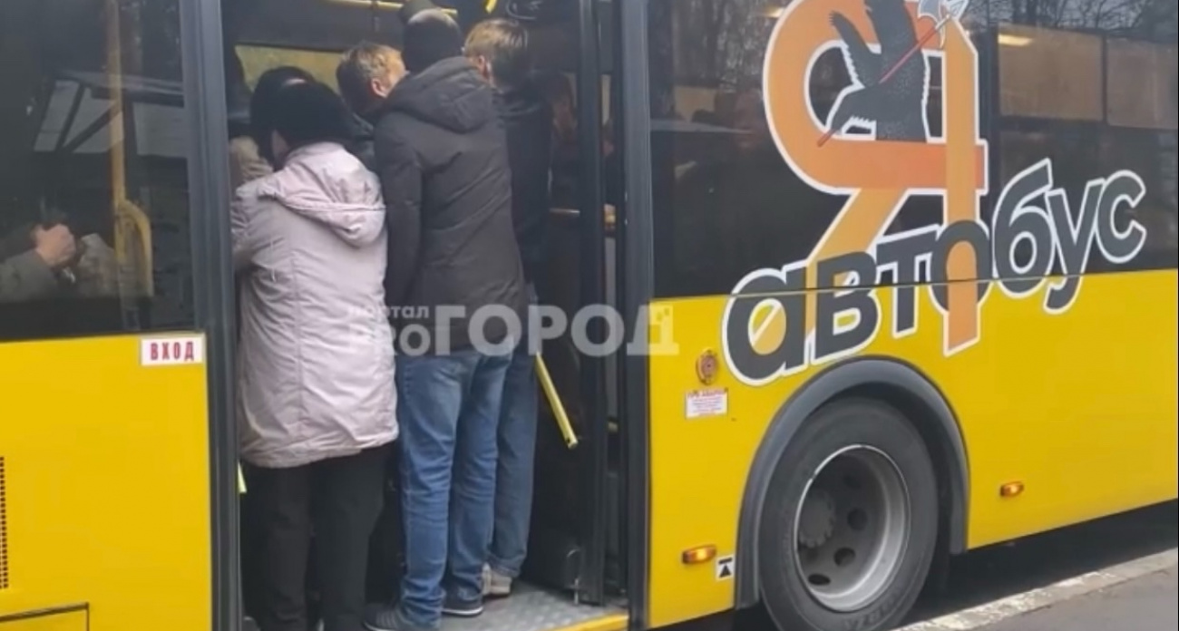 Во время давки ярославцы выпадают из автобусов на остановках в Брагино 