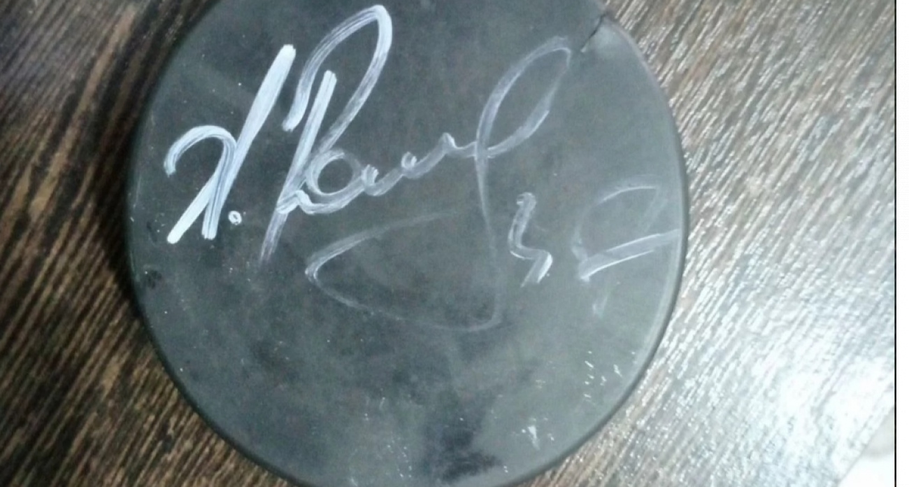 Шайбу с автографом Радулова продают на Авито за 30 тысяч