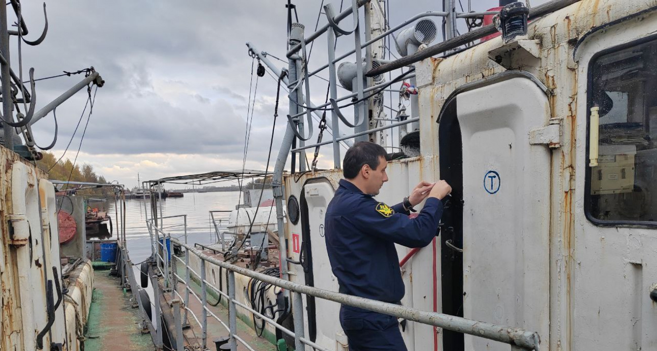 В Ярославле на Волге остановили опасный погрузчик