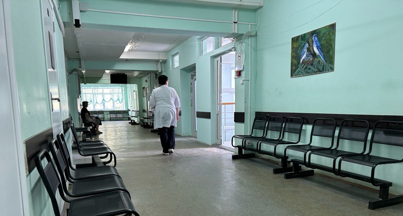 Ярославцы не могут попасть в травмпункт: "Спускаться только лежа на перилах"