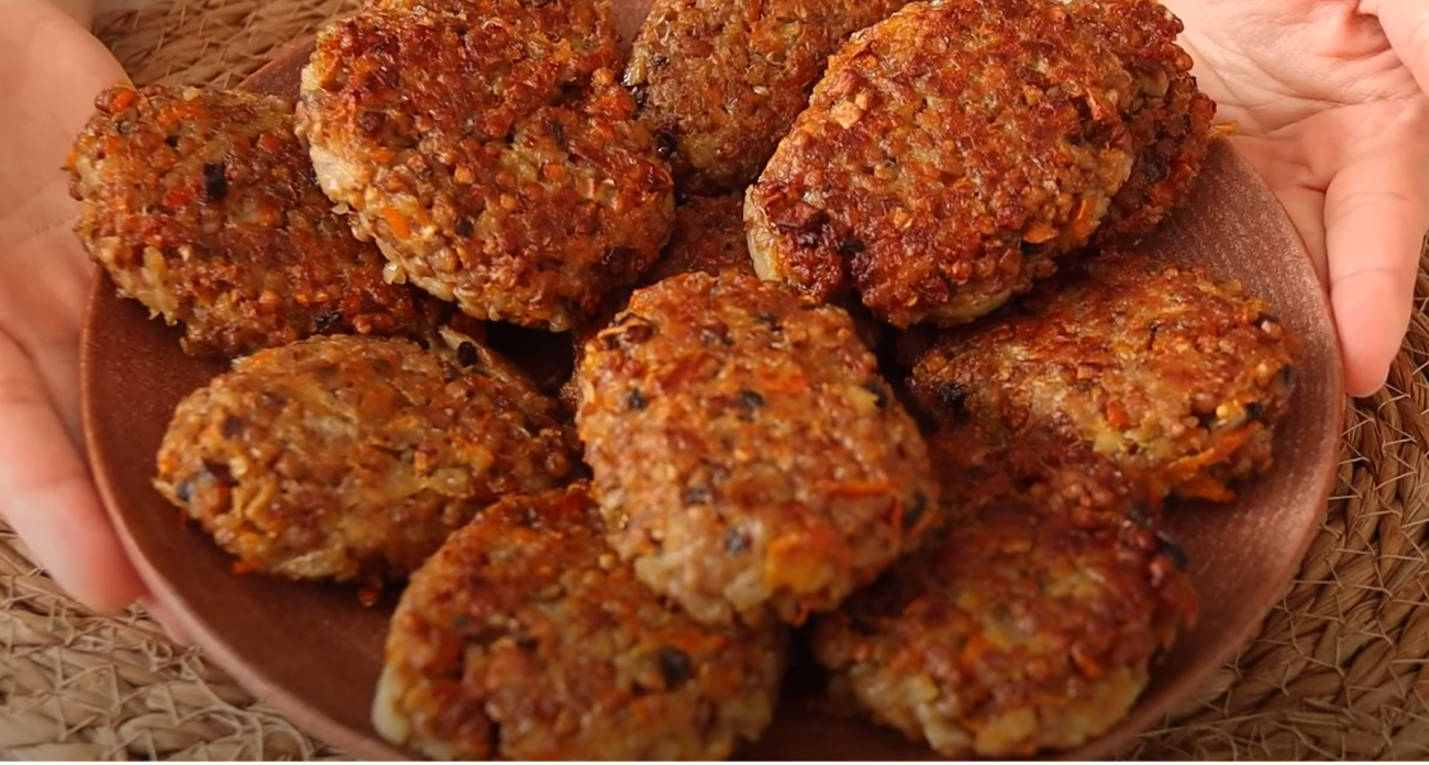 Как превратить банальную гречку в любимое блюдо семьи - просто добавьте грибы и слепите из гречки сочные котлетки