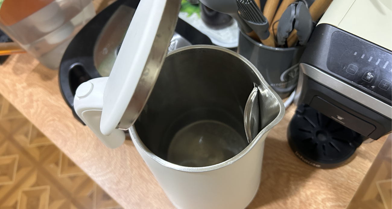 Не лимонка и не сода: от накипи в чайнике нашла средство в 10 раз лучше – ни налета, ни привкуса