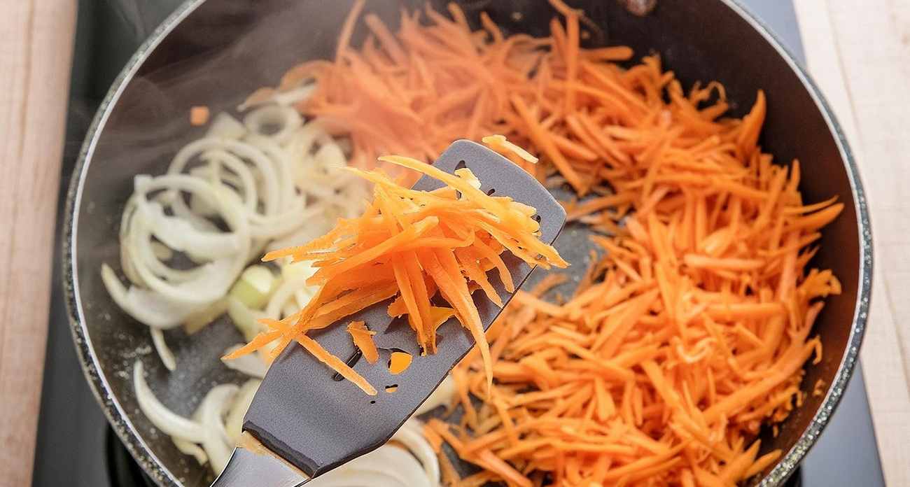 Шеф-повар поставил точку в вопросе: что обжаривается первым — лук или морковь