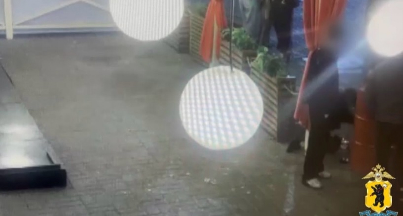 Охранник бара избил и ограбил мужчину в центре Ярославля