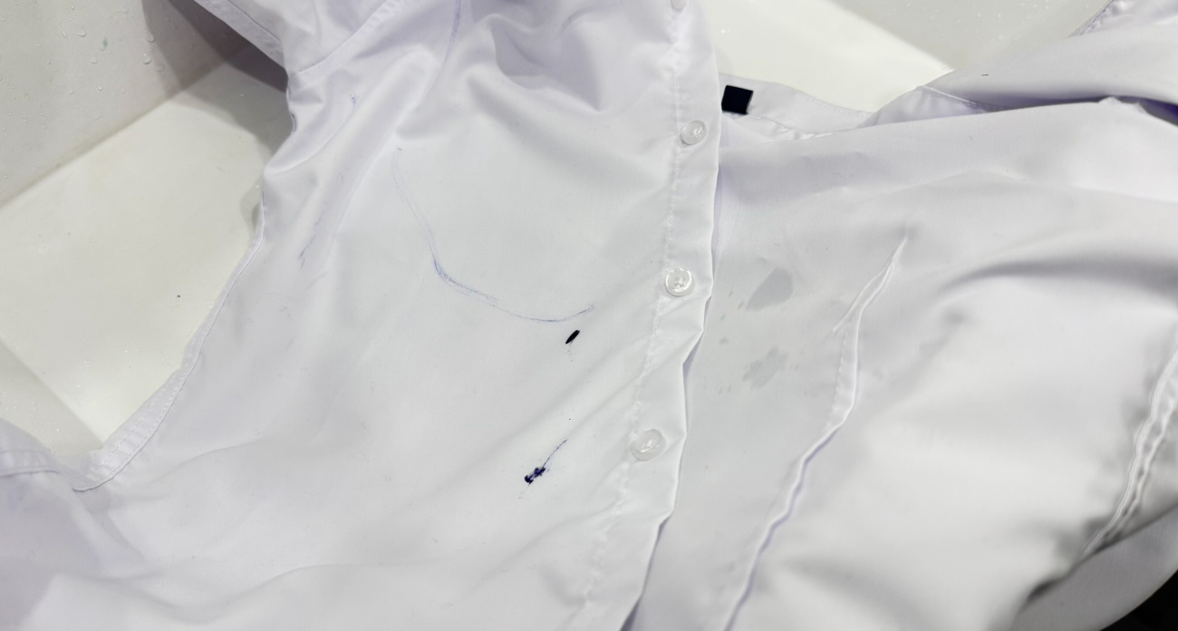 Как отстирать школьную белую рубашку от чернил: 5 лучших способов, о которых стоит знать всем родителям