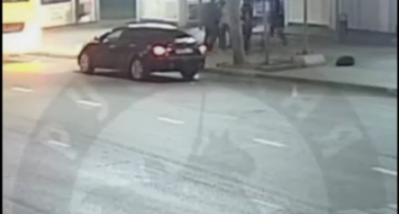 В Ярославле трое мужчин избили парня на остановке из-за оплаты по куар-коду