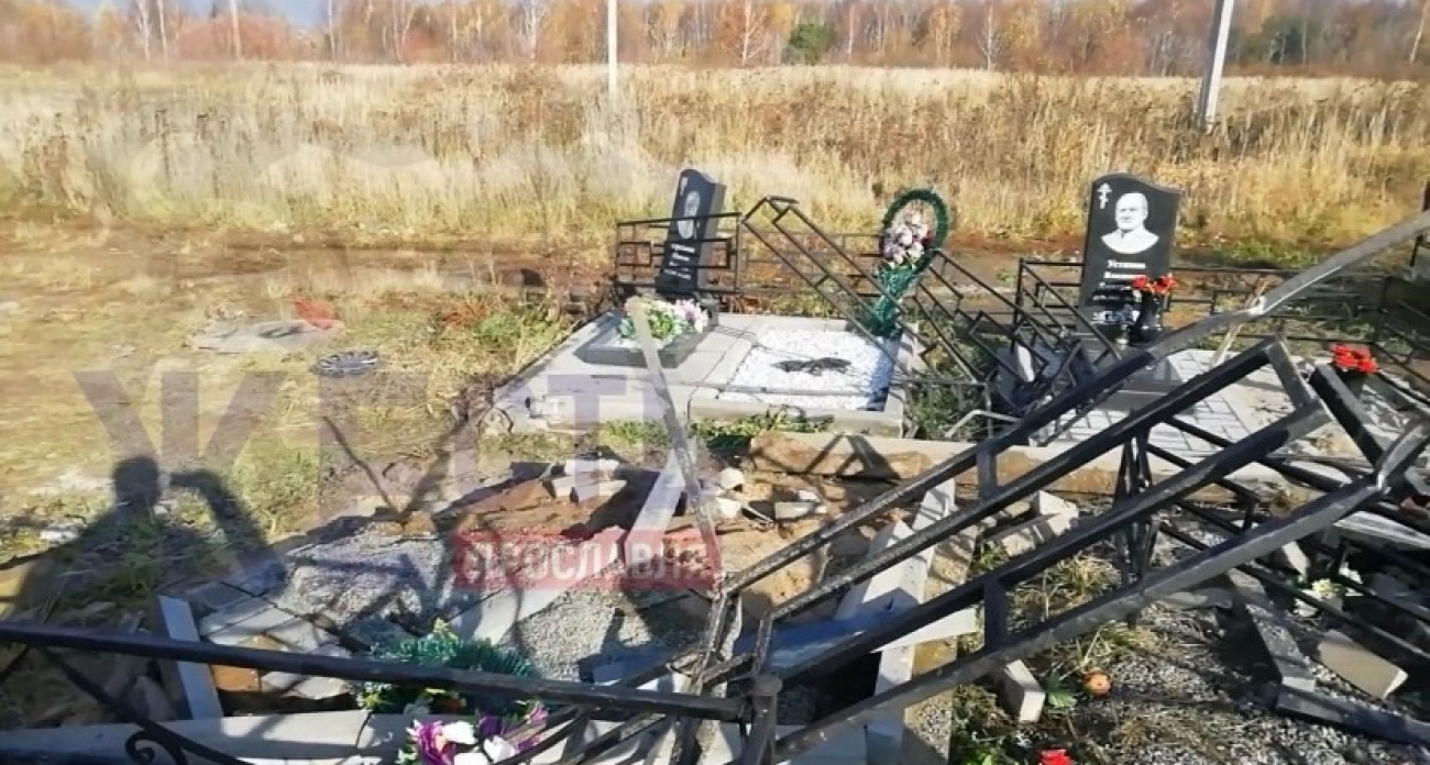 На Осташинском кладбище устроили разгром: "Машина повредила около шести памятников"