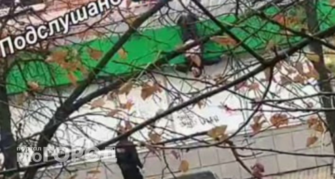 Парни из Ярославля спасли мужчину, повисшего вниз головой на козырьке магазина
