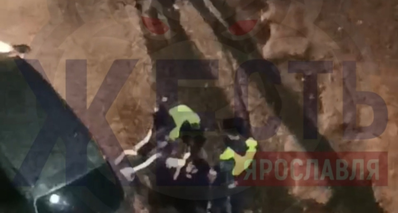 В Ярославле пьяный водитель врезался в подъезд жилого дома