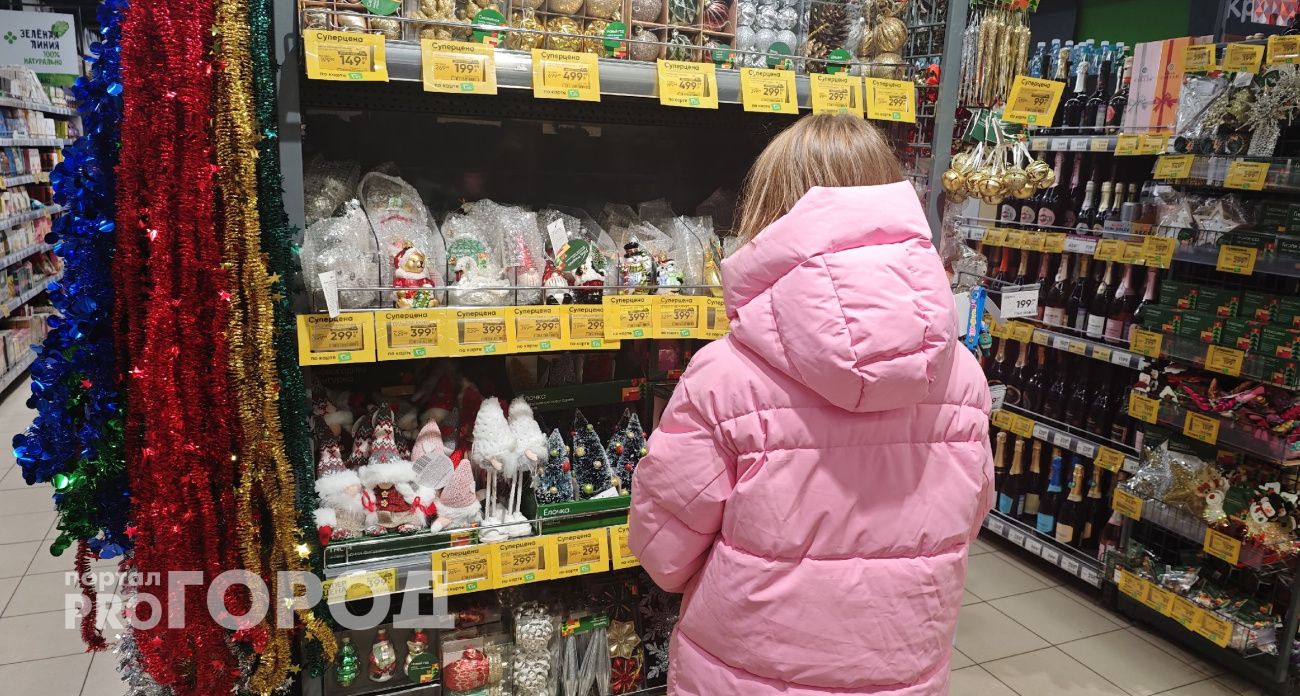 Горы новогодних товаров выросли у касс супермаркетов Ярославля