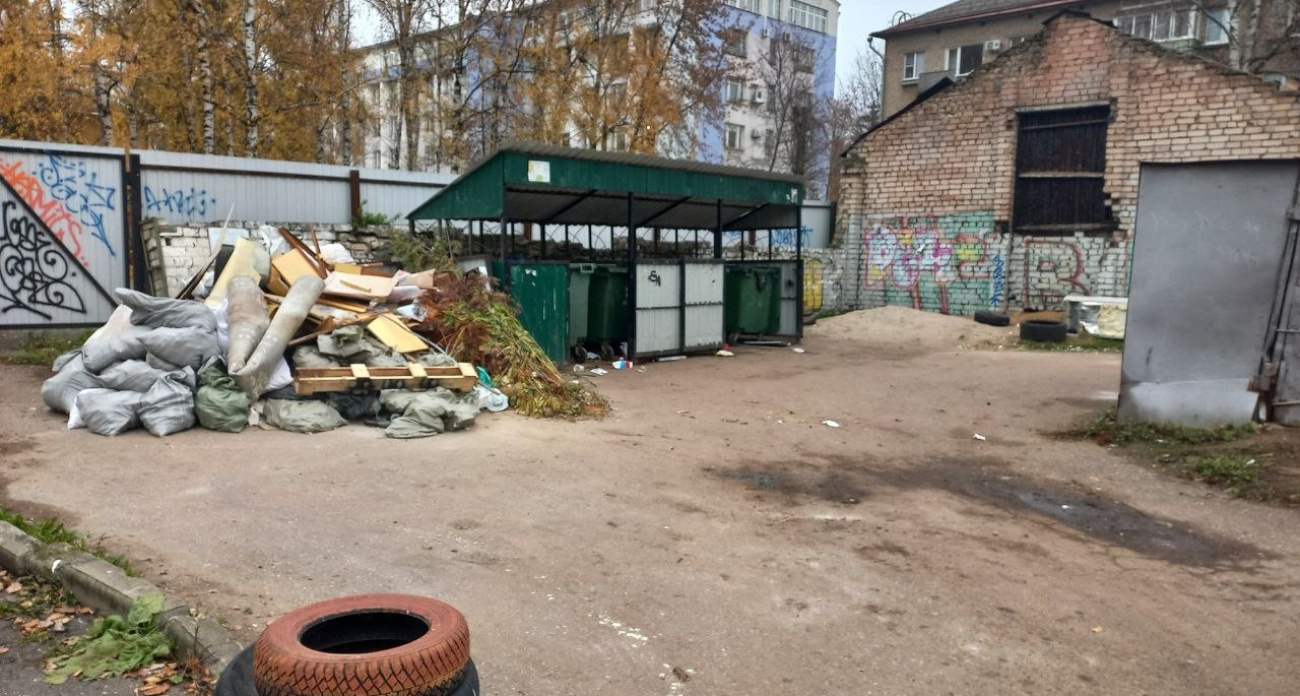 В центре Ярославля нашли двор, полгода заваленный мусором