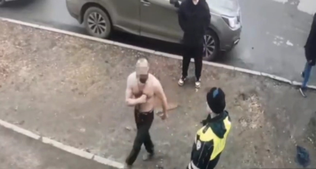 В Рыбинске раздетый мужчина охотился на полицейского