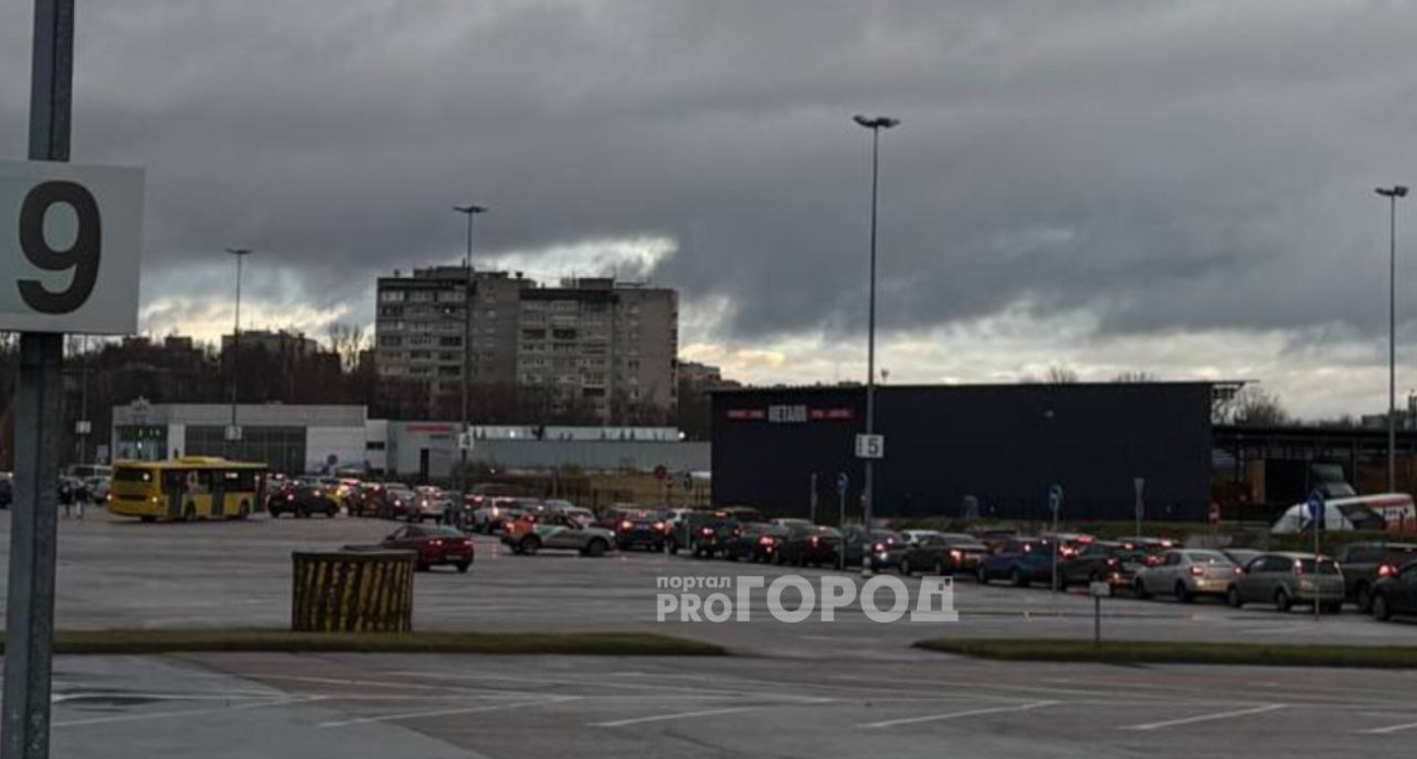 Жители Ярославля в погоне за покупками выстроились в часовую пробку у Ашана