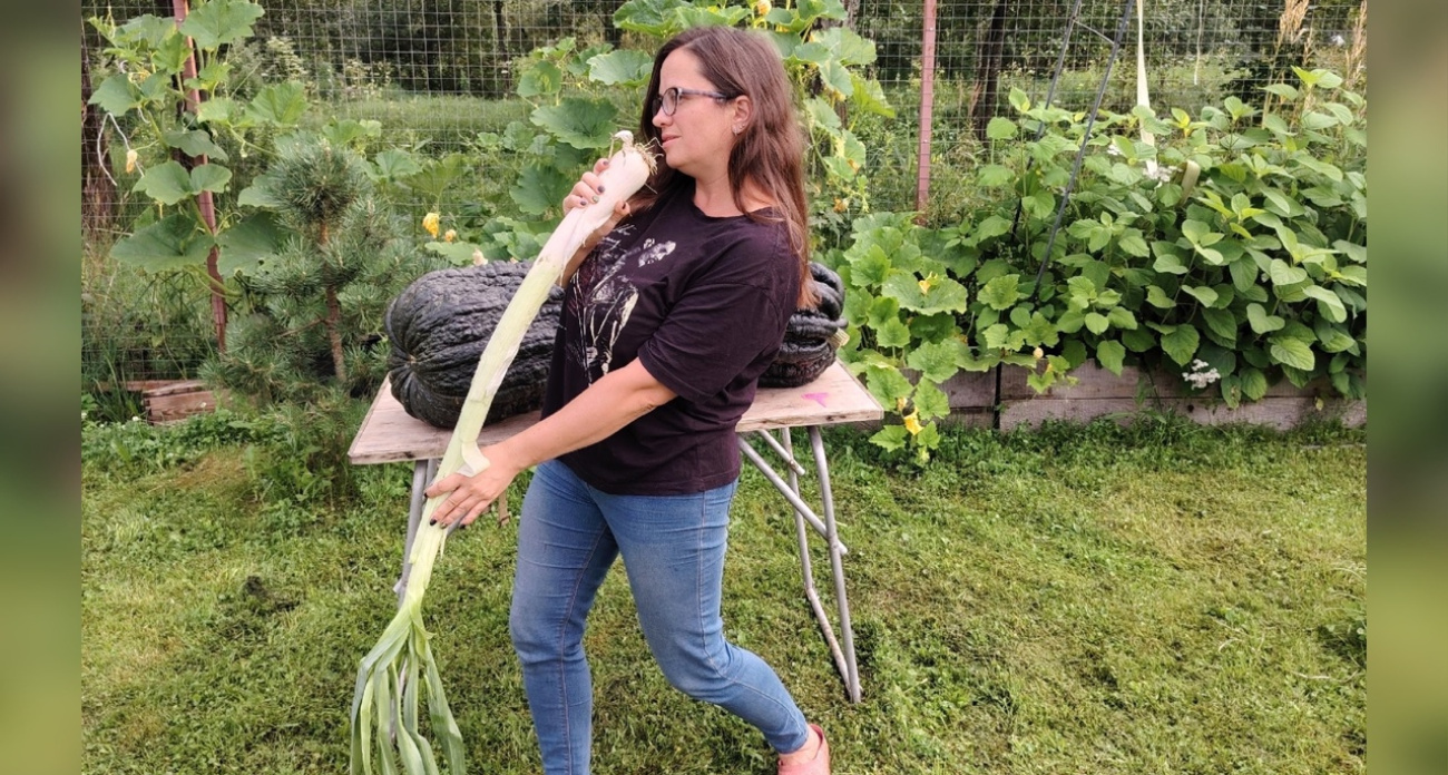 Садовод из Рыбинска вырастила двухметровый лук