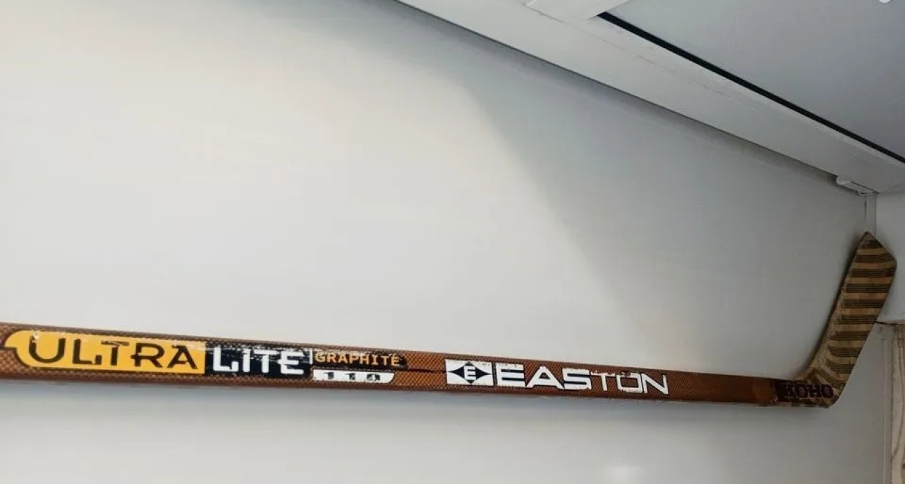 Клюшку с автографом бывшего игрока Локомотива продают на авито за 30 тысяч рублей