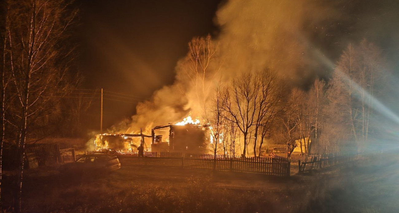 Матери пятерых детей в ярославской глубинке собирают вещи после пожара