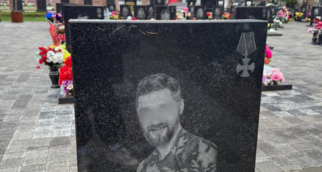 В пропаже портретов с могил бойцов СВО мэрия Ярославля обвинила свойства гранита