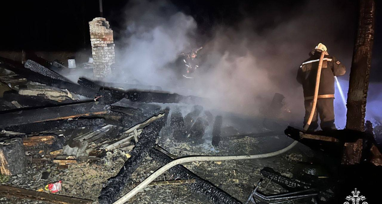 Потерявшей в пожаре дом многодетной матери выплатят полмиллиона рублей