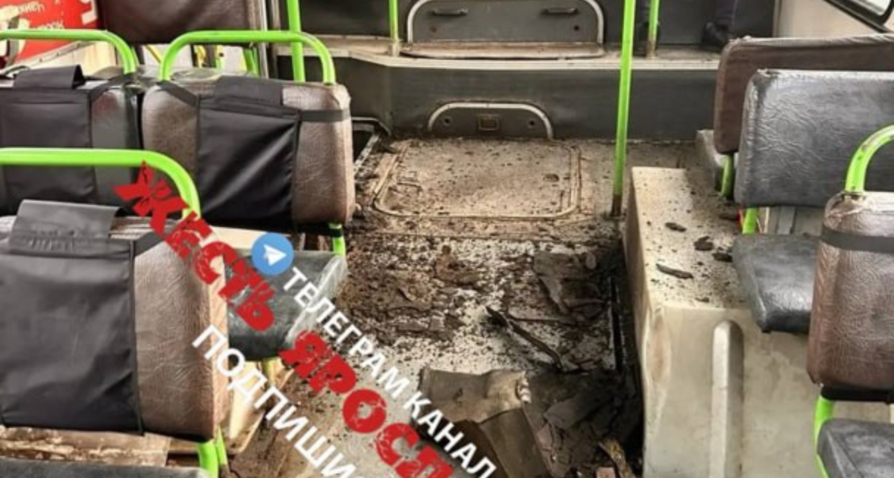 Громкий хлопок напугал ярославцев в седьмом троллейбусе: "Непонятно откуда вылетели железки и грязь"